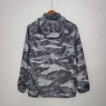Cortavientos camuflado Nike Liverpool 2021/22 - Imagen 2