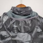 Cortavientos camuflado Nike Liverpool 2021/22 - Imagen 8