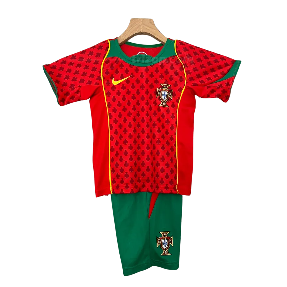 portugal-nino-local-2004-1 Conjunto niño local retro Portugal 2004 - Imagen 1